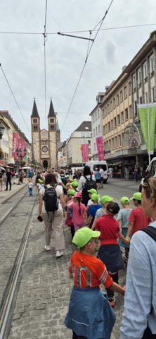 Kinder auf dem Weg zum Dom