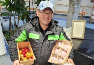 Auch Norbert Stühler aus Eichelsdorf beteiligte sich an der bunten Weihnachtsaktion der Altenhilfeeinrichtungen und spendete einen großen Karton mit teils antiken Christbaumkugeln.